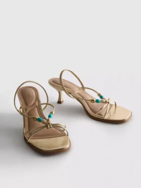 Sandały na obcasie typu „kitten heel” z koralikami
