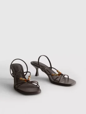 Sandały na obcasie typu „kitten heel” z koralikami