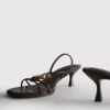 Sandały na obcasie typu „kitten heel” z koralikami
