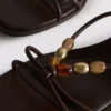 Sandały na obcasie typu „kitten heel” z koralikami