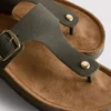Sandały typu mule z paskiem w kształcie litery T i klamrą