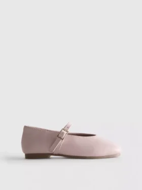 Skórzane płaskie buty marki The Edit