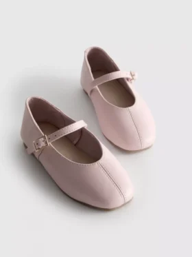 Skórzane płaskie buty marki The Edit