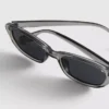 Smukłe okulary przeciwsłoneczne w stylu „cat eye”