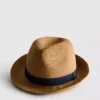 Słomkowy kapelusz typu trilby