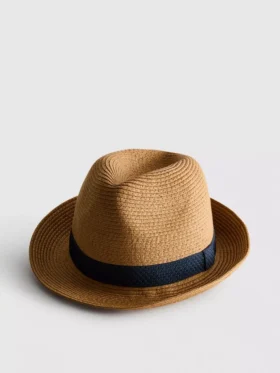 Słomkowy kapelusz typu trilby