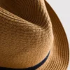 Słomkowy kapelusz typu trilby