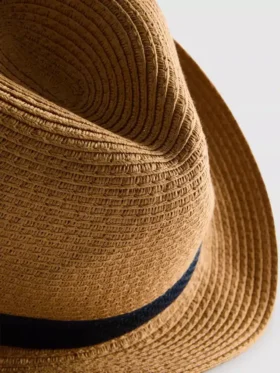 Słomkowy kapelusz typu trilby