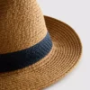Słomkowy kapelusz typu trilby
