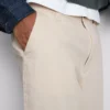 Spodnie chino o średnim stanie i luźnym kroju
