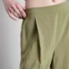 Spodnie typu culotte o średniej wysokości w pasie i szerokich nogawkach