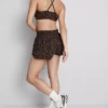 Sportowy top typu crop top z tyłem typu racerback w panterkę
