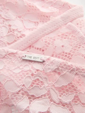 Stringi z kwiatową koronką z kolekcji „The Edit”