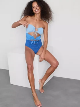 Strój kąpielowy typu bandeau z wycięciami