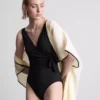 Strój kąpielowy typu wrap z efektem modelującym sylwetkę