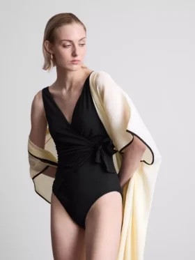 Strój kąpielowy typu wrap z efektem modelującym sylwetkę