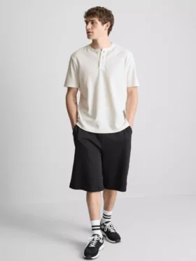 T-shirt typu henley z fakturą