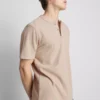 T-shirt typu henley z fakturą