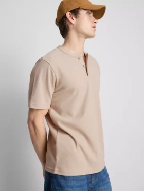 T-shirt typu henley z fakturą