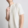 T-shirt typu henley z fakturą