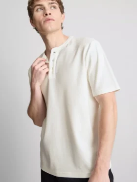 T-shirt typu henley z fakturą