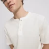 T-shirt typu henley z fakturą