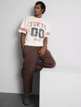 T-shirt z krótkim rękawem i postarzanym nadrukiem z Tokio