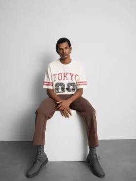 T-shirt z krótkim rękawem i postarzanym nadrukiem z Tokio