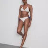 Teksturowany trójkątny top bikini z motywem cytryny