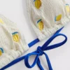 Teksturowany trójkątny top bikini z motywem cytryny