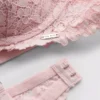 The Edit z koronką w kwiaty i wysokim szczytem