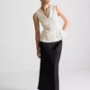 Top bez rękawów z peplum i dekoltem w serek