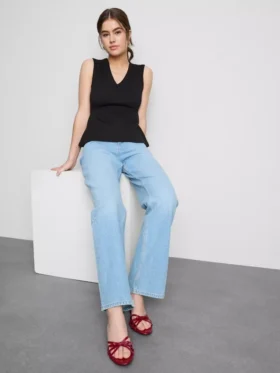 Top bez rękawów z peplum i dekoltem w serek