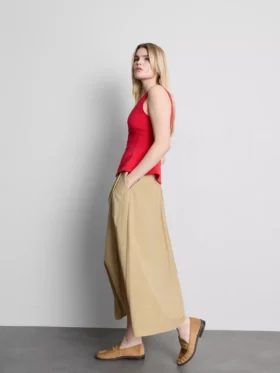Top bez rękawów z peplum i dekoltem w serek