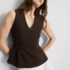 Top bez rękawów z peplum i dekoltem w serek