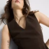 Top bez rękawów z peplum i dekoltem w serek