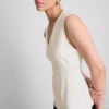 Top bez rękawów z peplum i dekoltem w serek