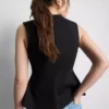 Top bez rękawów z peplum i dekoltem w serek