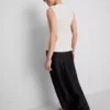 Top bez rękawów z peplum i dekoltem w serek