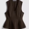 Top bez rękawów z peplum i dekoltem w serek