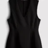 Top bez rękawów z peplum i dekoltem w serek