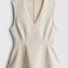 Top bez rękawów z peplum i dekoltem w serek
