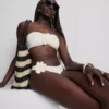Top bikini bandeau z trójwymiarowymi kwiatami