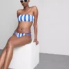 Top bikini typu bandeau z nadrukiem