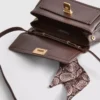 Torba na ramię z detalem w postaci szalika