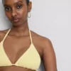 Trójkątny top bikini o marszczonej fakturze