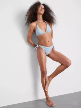 Trójkątny top bikini w kratkę z wykończeniem w kształcie łańcuszka stokrotek