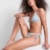 Trójkątny top bikini w kratkę z wykończeniem w kształcie łańcuszka stokrotek