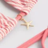 Trójkątny top bikini w paski z motywem rozgwiazdy