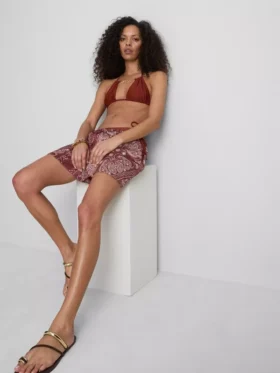 Trójkątny top bikini z łańcuszkiem